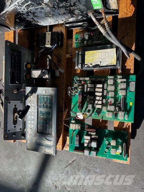 Liebherr R 942 ELEKTRONIKA 電子設備