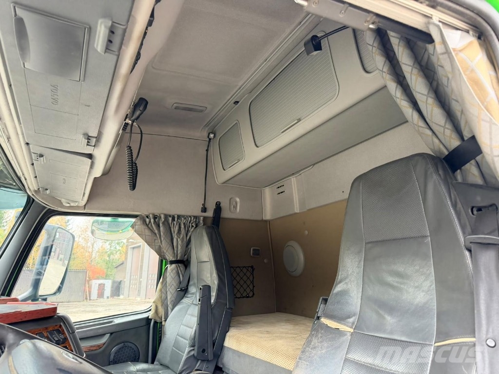 Volvo FM 8x4*4 koneenkuljetus auto Metsäkoneritilät