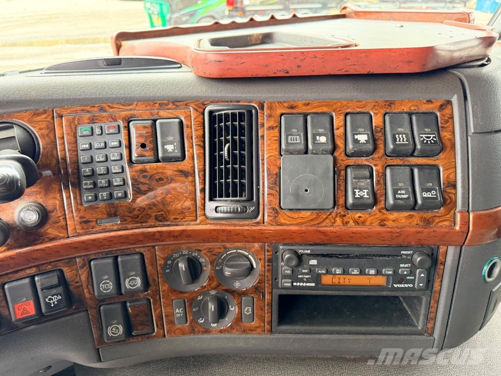 Volvo FM 8x4*4 koneenkuljetus auto Metsäkoneritilät