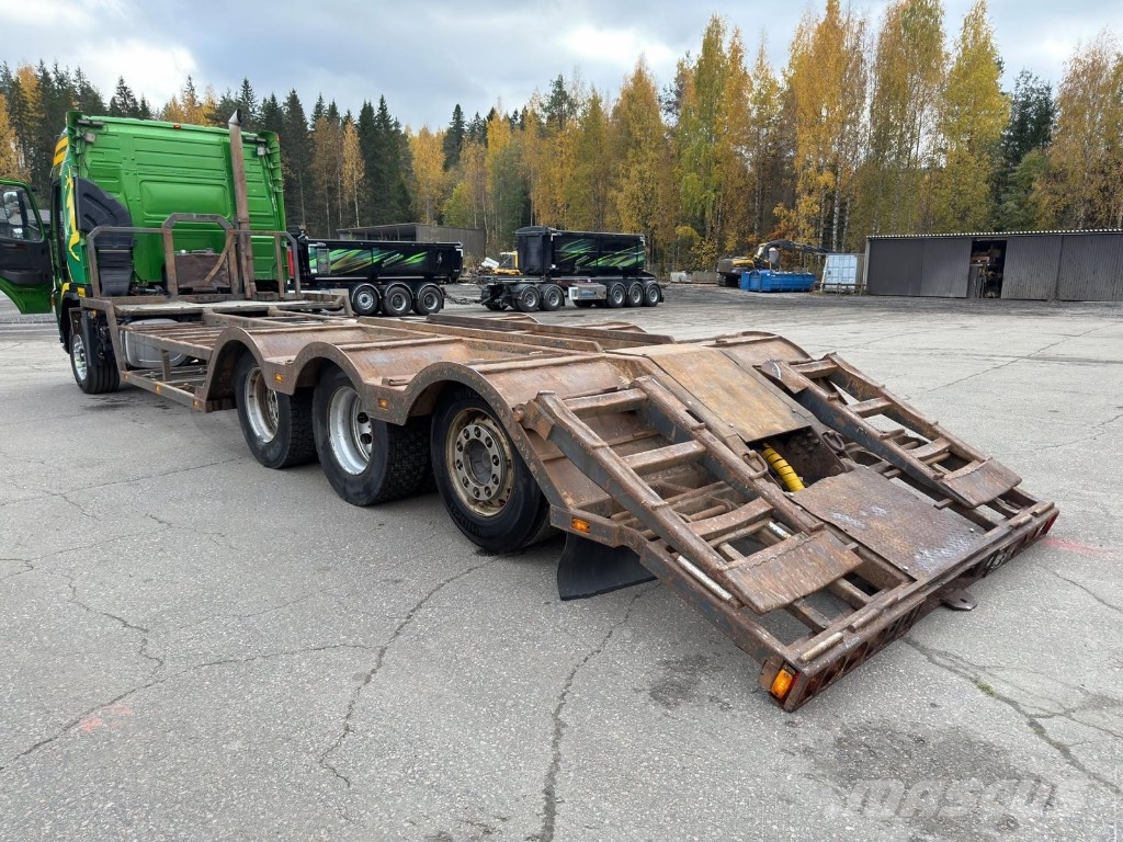 Volvo FM 8x4*4 koneenkuljetus auto Metsäkoneritilät