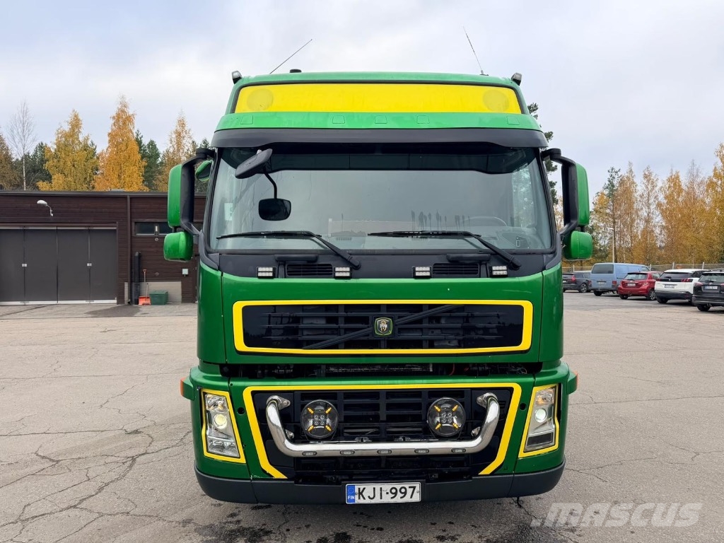 Volvo FM 8x4*4 koneenkuljetus auto Metsäkoneritilät