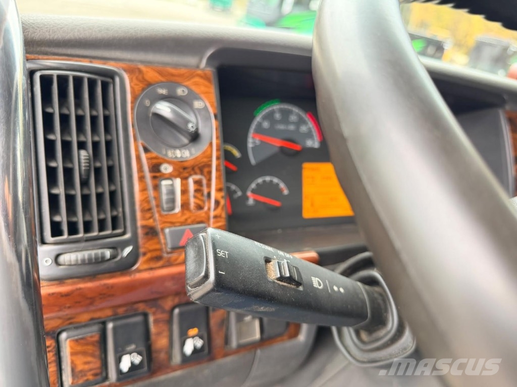 Volvo FM 8x4*4 koneenkuljetus auto Metsäkoneritilät