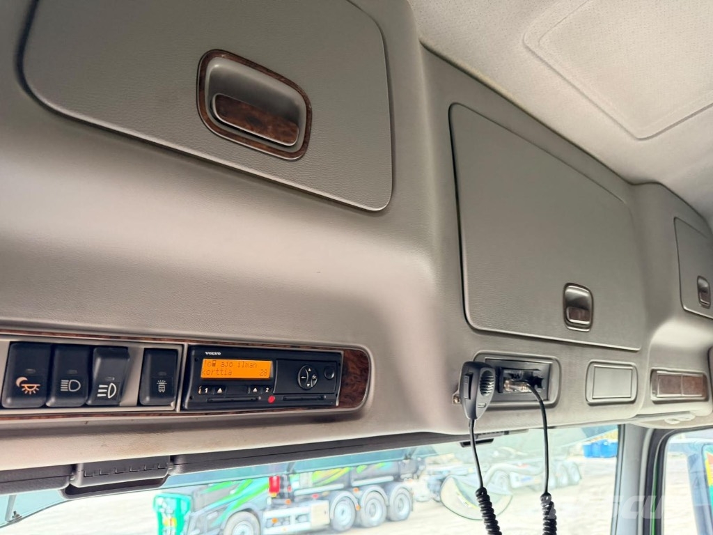 Volvo FM 8x4*4 koneenkuljetus auto Metsäkoneritilät