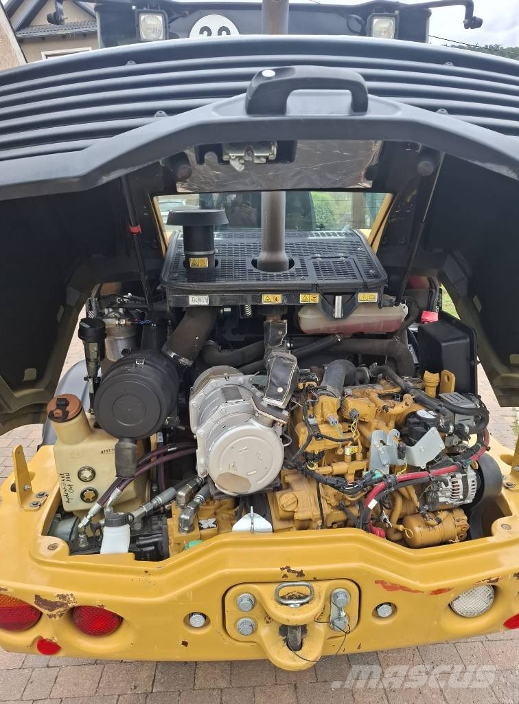 CAT 906M Kolesové nakladače