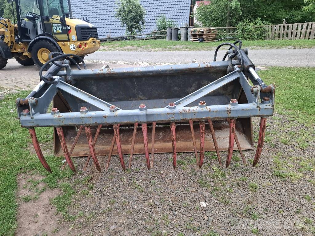 CAT 906M Kolesové nakladače