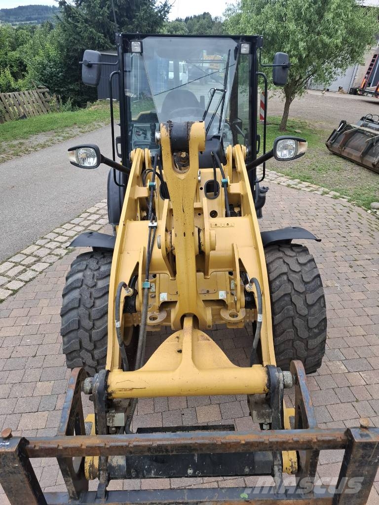 CAT 906M Kolesové nakladače
