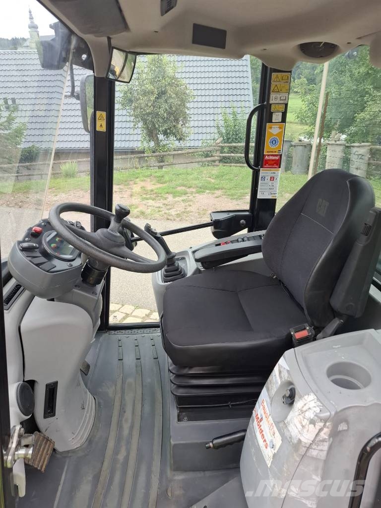 CAT 906M Kolesové nakladače
