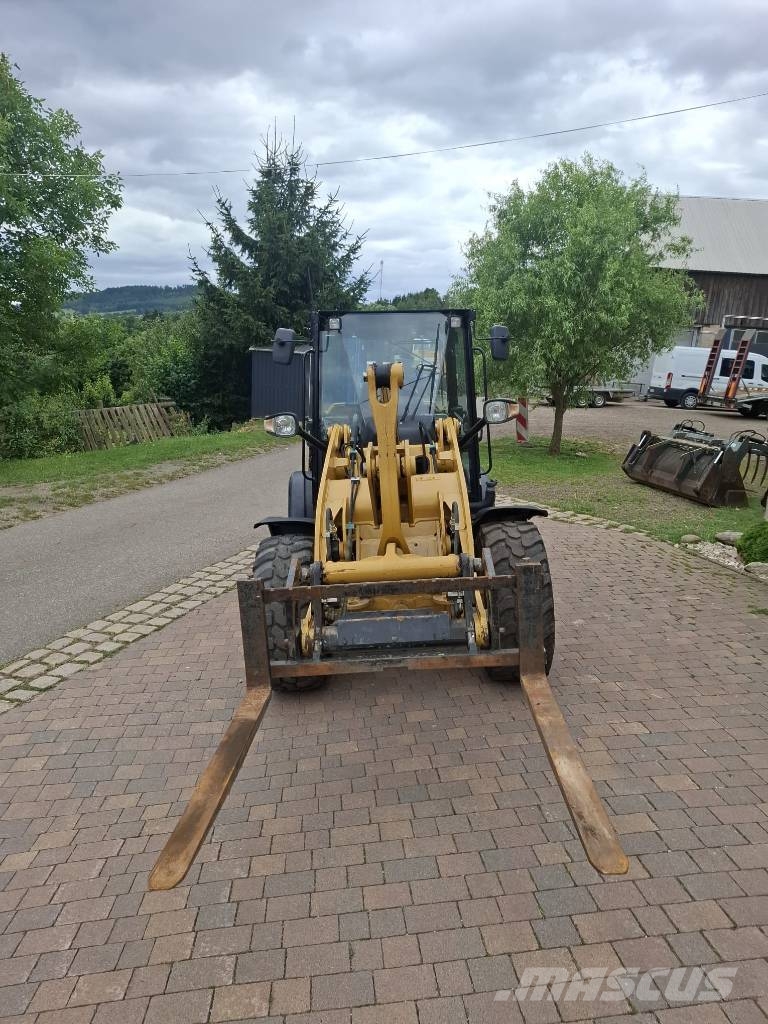 CAT 906M Kolesové nakladače