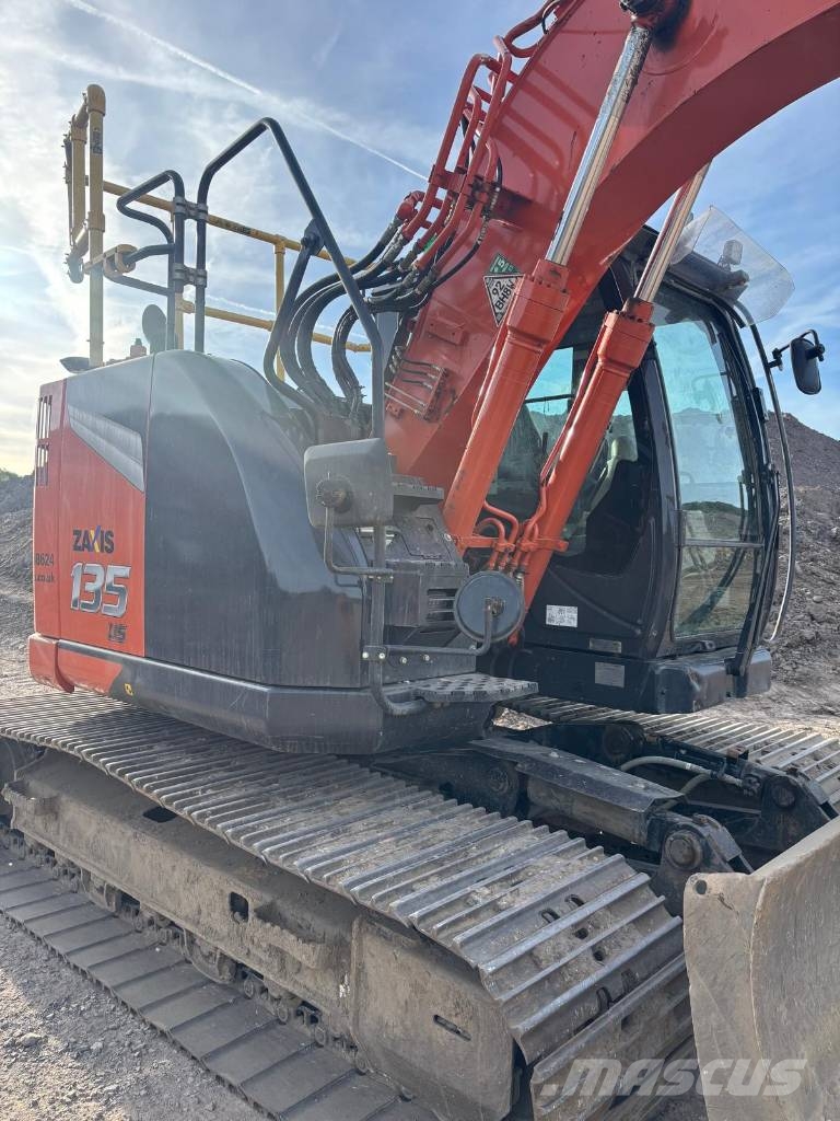 Hitachi ZX 135 US-7 حفارات زحافة