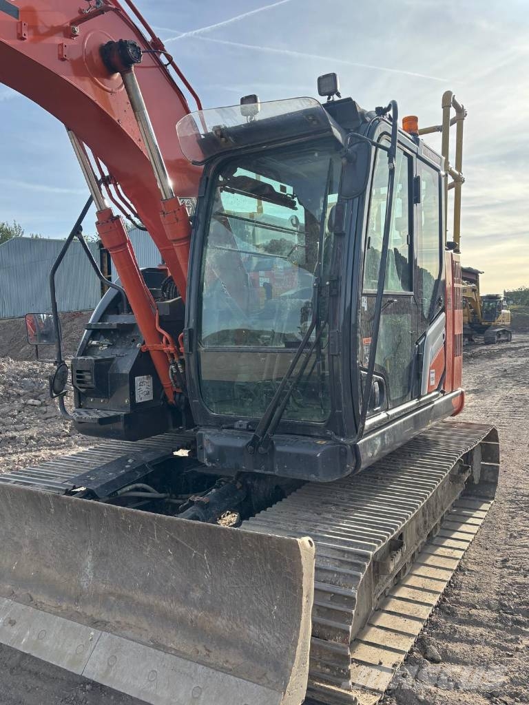 Hitachi ZX 135 US-7 حفارات زحافة