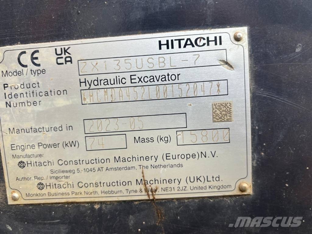 Hitachi ZX 135 US-7 حفارات زحافة
