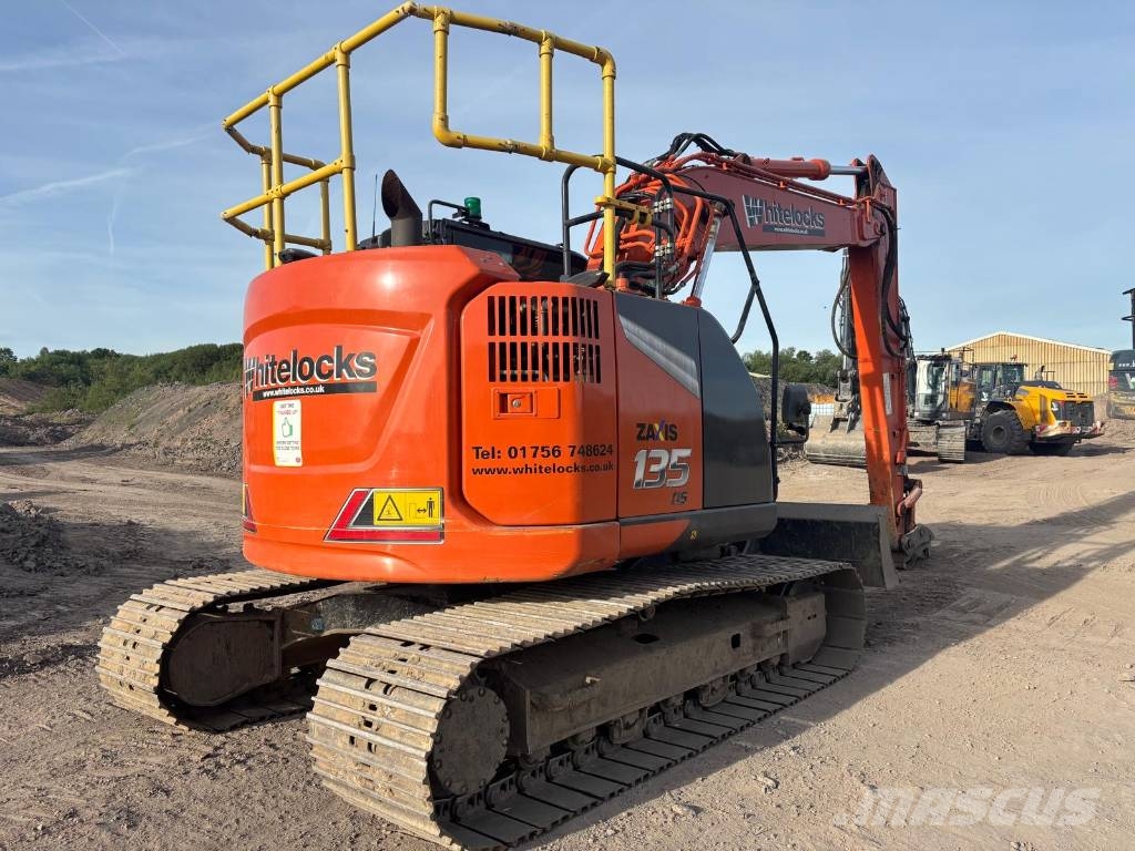 Hitachi ZX 135 US-7 حفارات زحافة