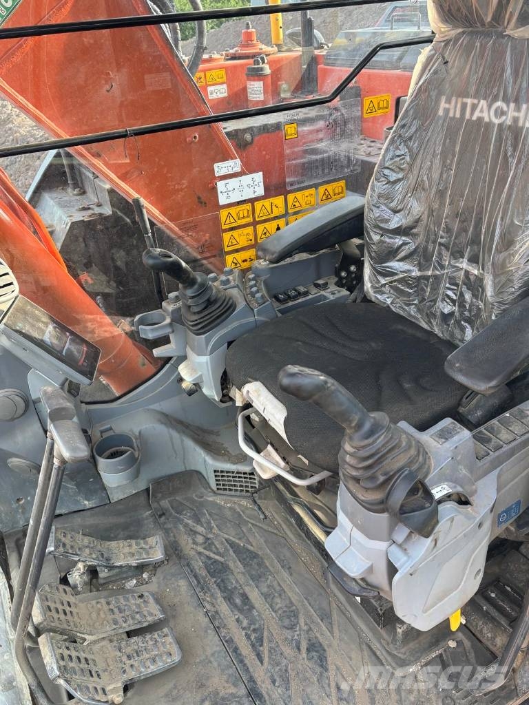 Hitachi ZX 135 US-7 حفارات زحافة