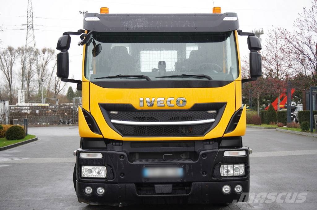 Iveco Stralis 420 8x2 / Fiault tow truck superstructure Camiones portamaquinaria