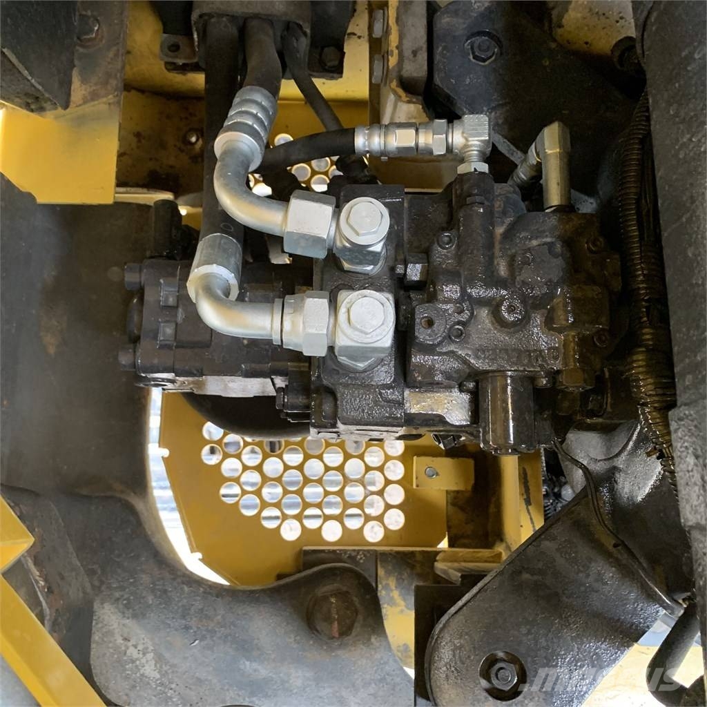 Komatsu PC 56 Bagri goseničarji