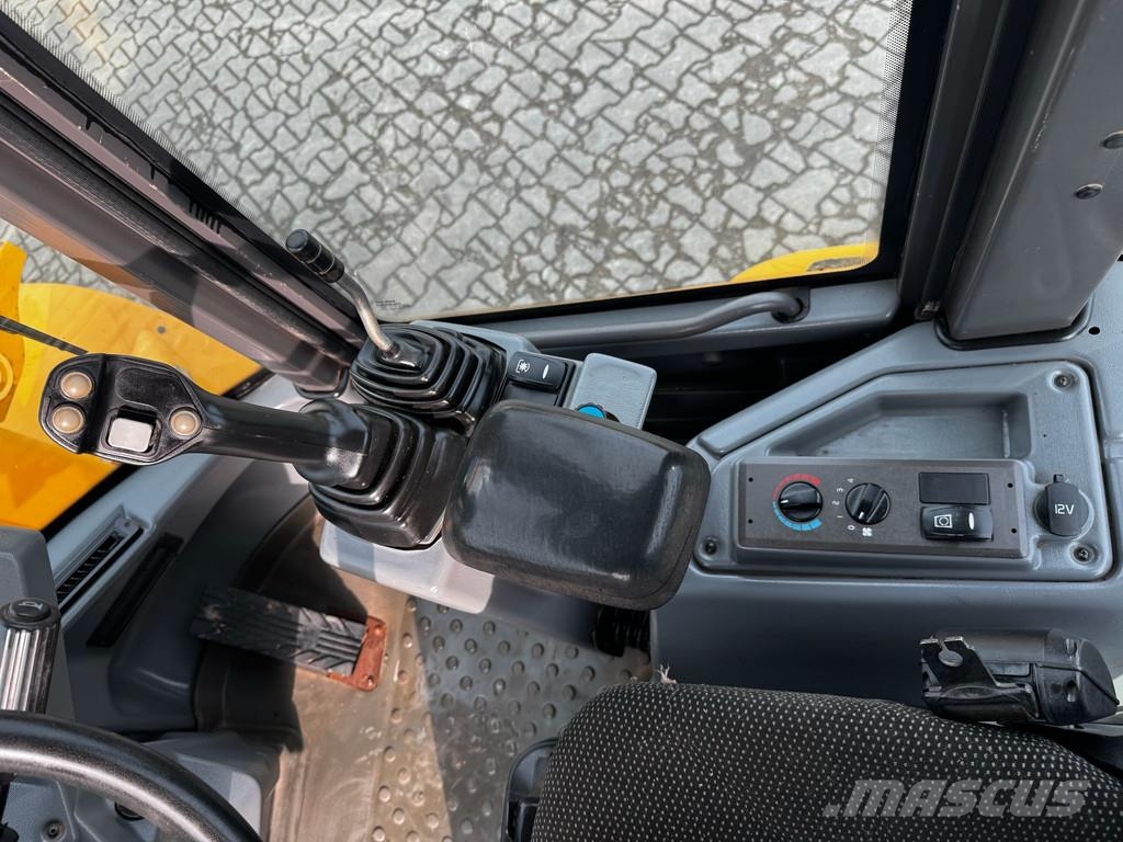 Volvo L30 G . لوادر بعجل