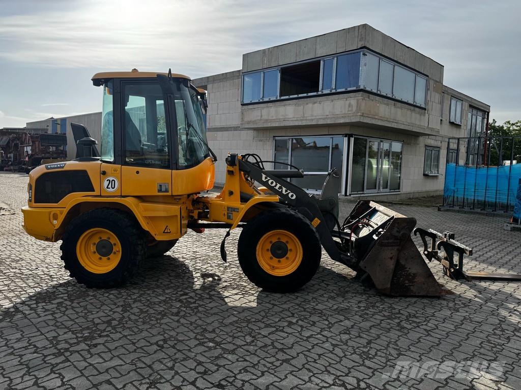 Volvo L30 G . لوادر بعجل