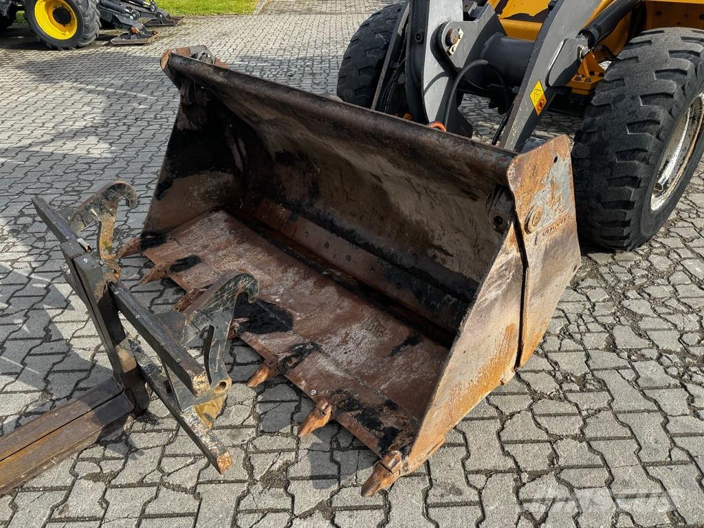 Volvo L30 G . لوادر بعجل