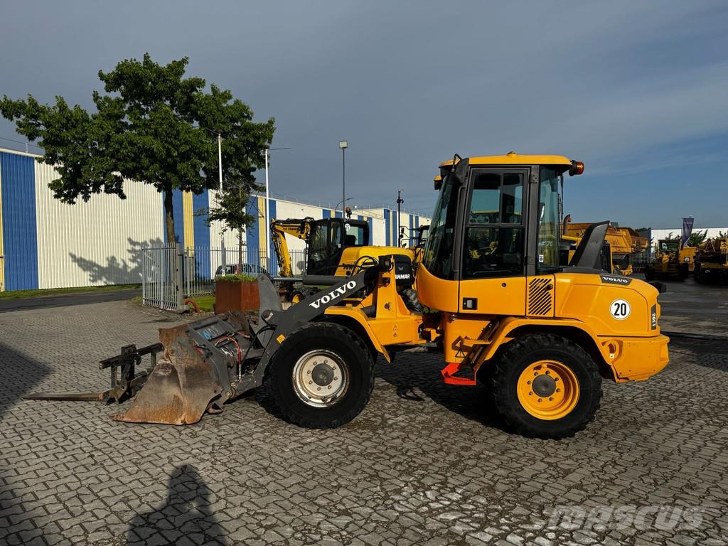 Volvo L30 G . لوادر بعجل