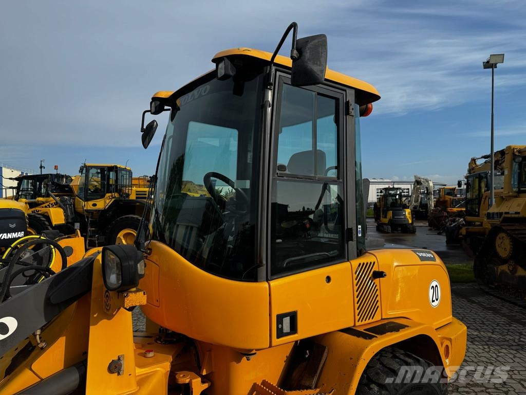 Volvo L30 G . لوادر بعجل