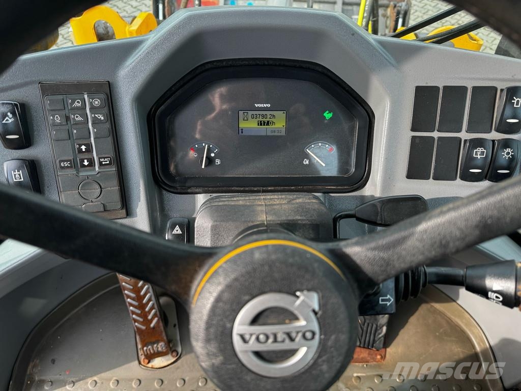 Volvo L30 G . لوادر بعجل