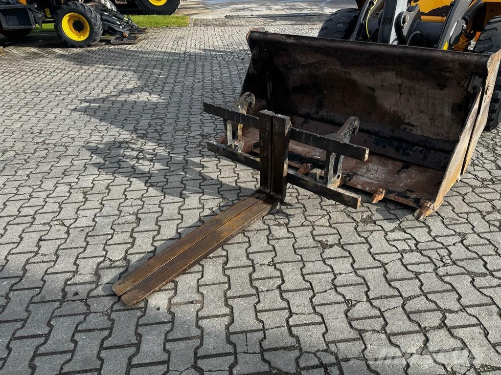 Volvo L30 G . لوادر بعجل