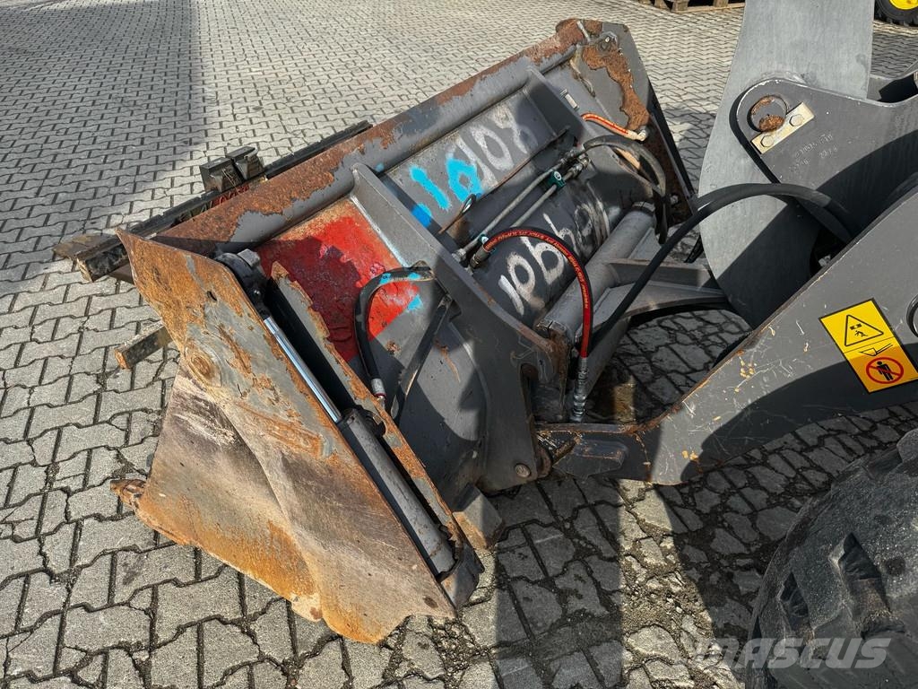 Volvo L30 G . لوادر بعجل