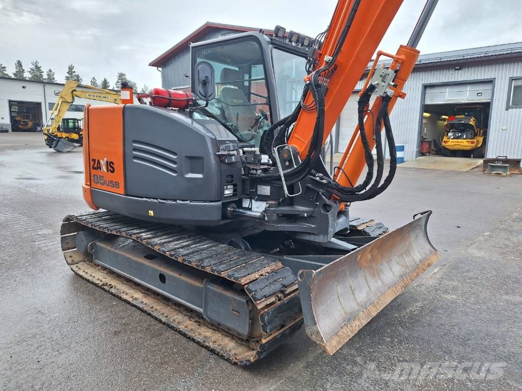Hitachi ZX85USB-5 PYÖRITTÄJÄLLÄ 中型挖掘机