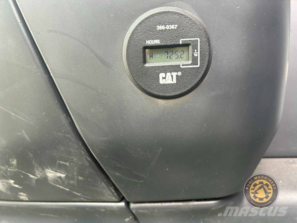 CAT 320D2 Lánctalpas kotrók