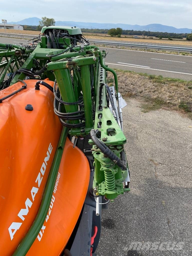 Amazone UX 4200 Spécial 40Km/h 30M-Iso/Bus endommagé Flüssigdüngerstreuer