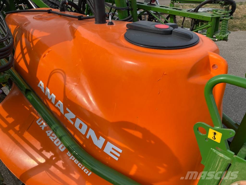 Amazone UX 4200 Spécial 40Km/h 30M-Iso/Bus endommagé Flüssigdüngerstreuer