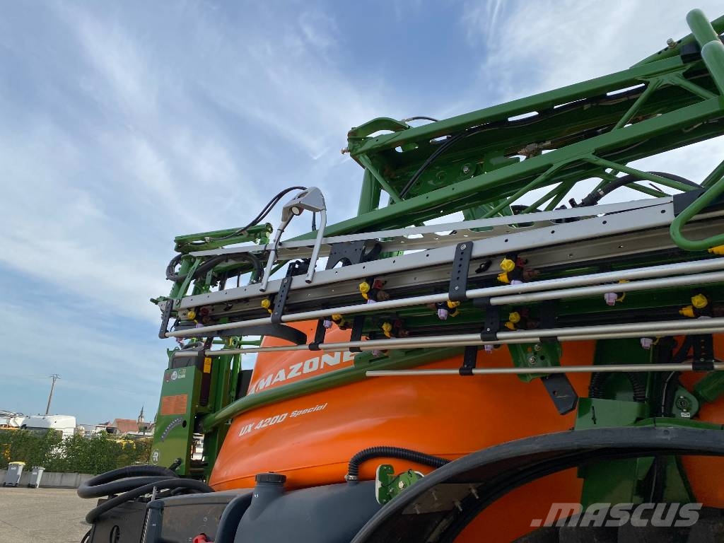 Amazone UX 4200 Spécial 40Km/h 30M-Iso/Bus endommagé Flüssigdüngerstreuer