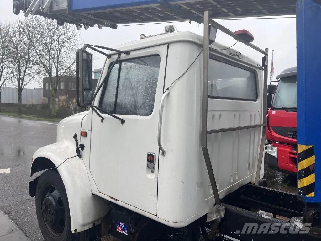 International 4600 4x2 210HP + TEUPEN hyLIFT Plataformas sobre camión