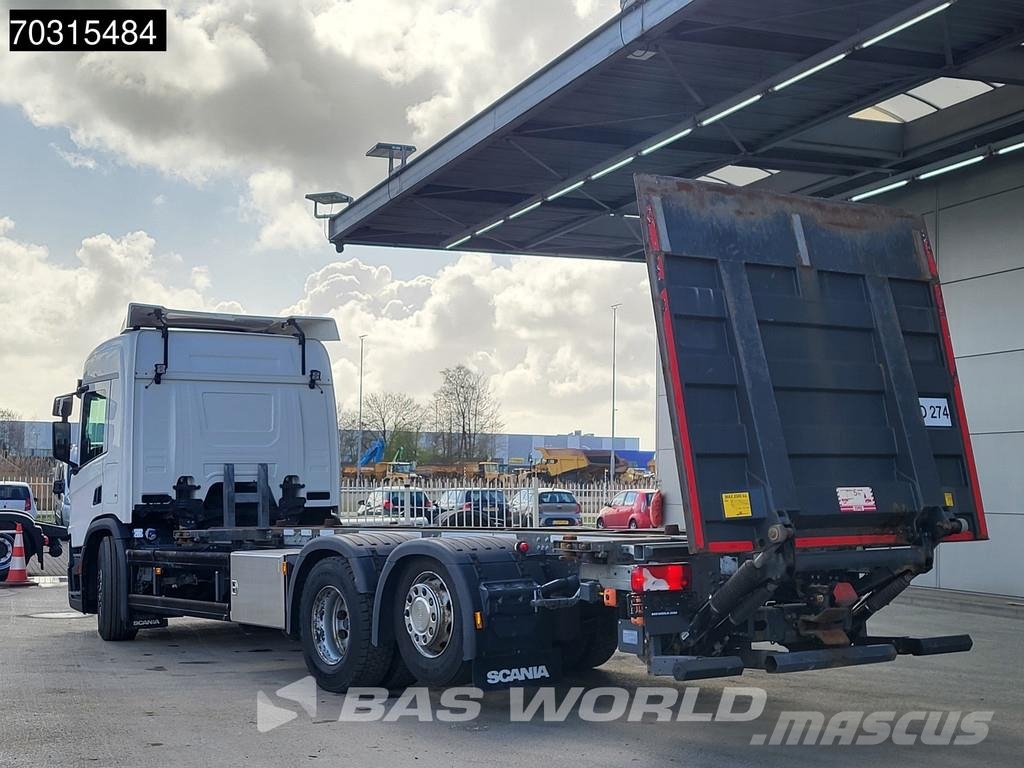 Scania P500 P 6X2 2500kg Ladebordwand Lift+steering axle Cable lift demountable trucks