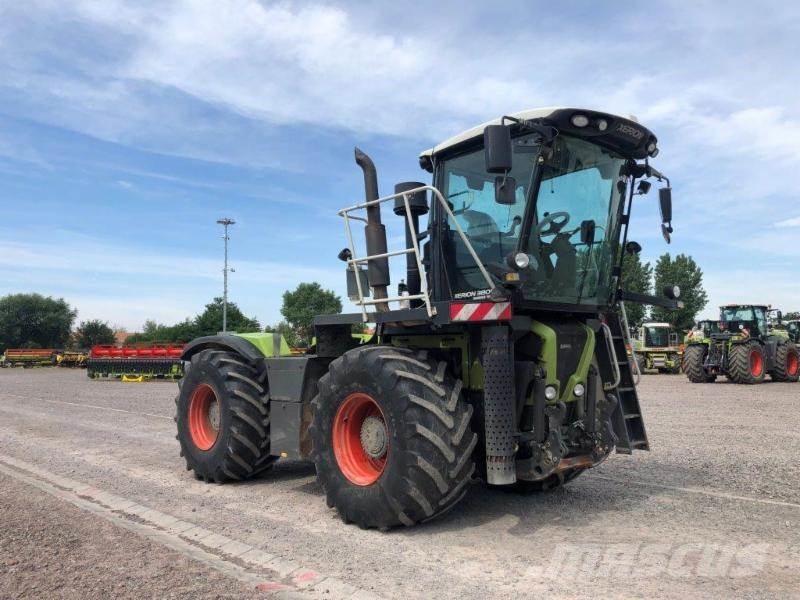 CLAAS XERION 3800 SADDLE TRAC Traktoriai