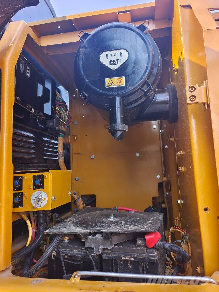 CAT 320D2L 3000 units excavators in stock Raupenbagger