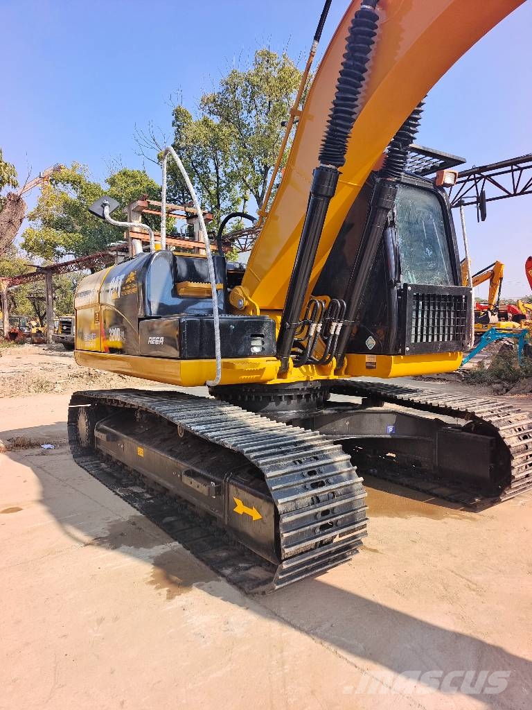 CAT 320D2L 3000 units excavators in stock Raupenbagger