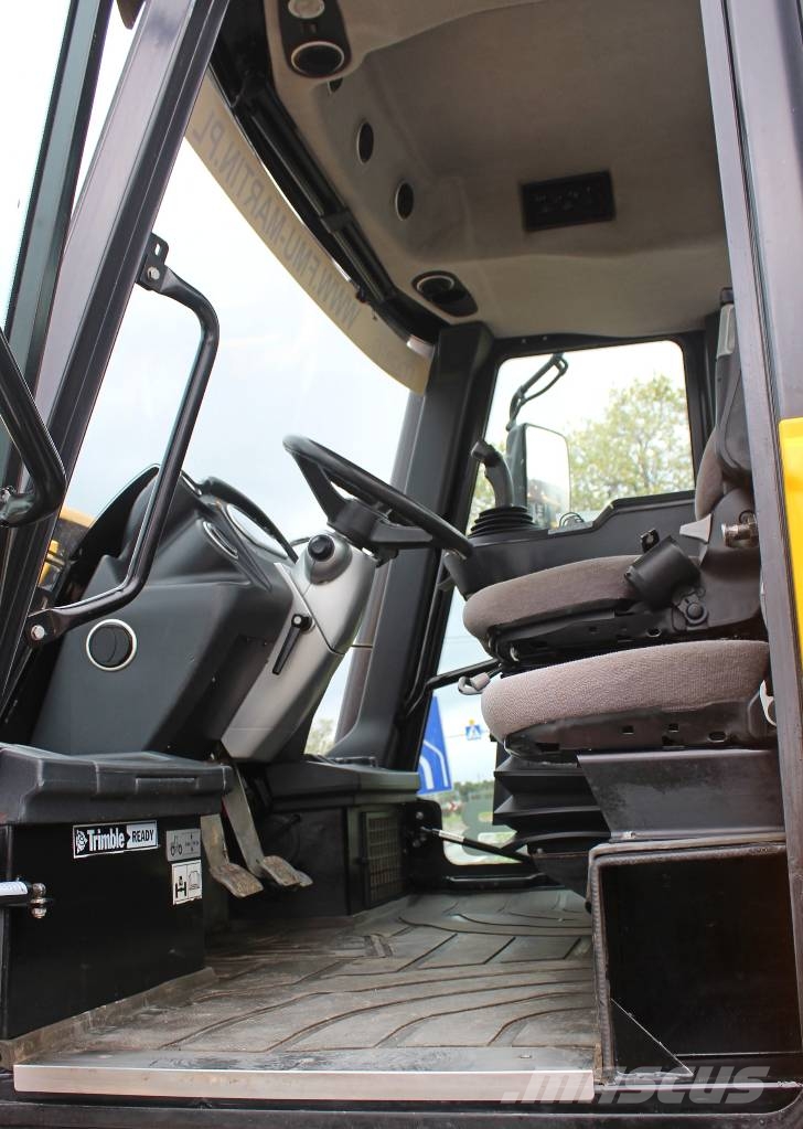 JCB Fastrac 3230 Sisu Xtra Traktorit