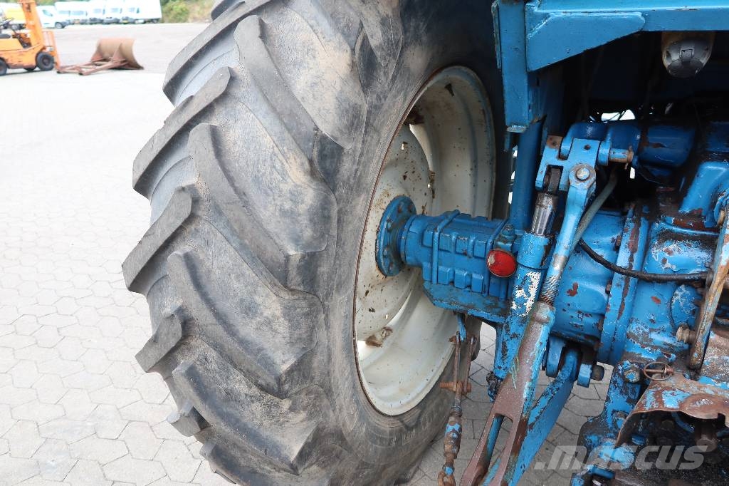 Ford 8210 Traktoren