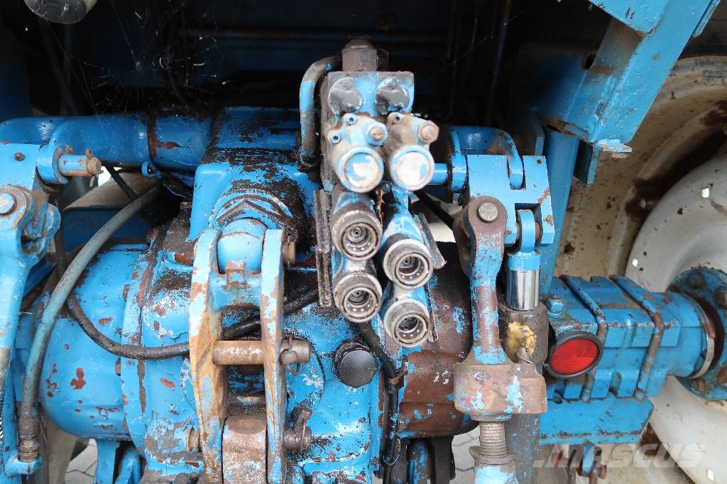 Ford 8210 Traktoren