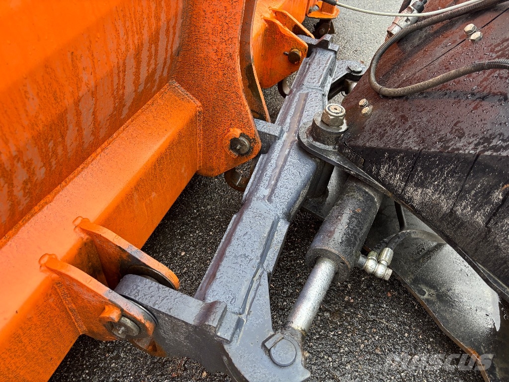 FMG AA 390 حراثات ونصول الجليد