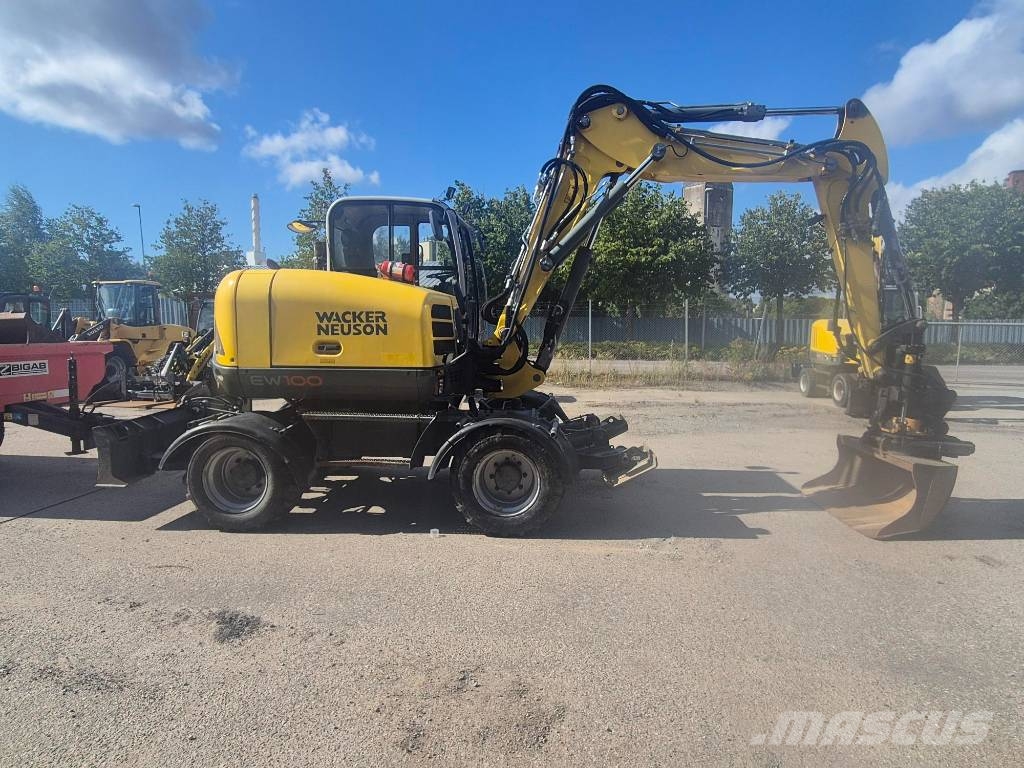 Wacker Neuson EW100 & Bigabkärra med 3 skopor Kolesové rýpadlá