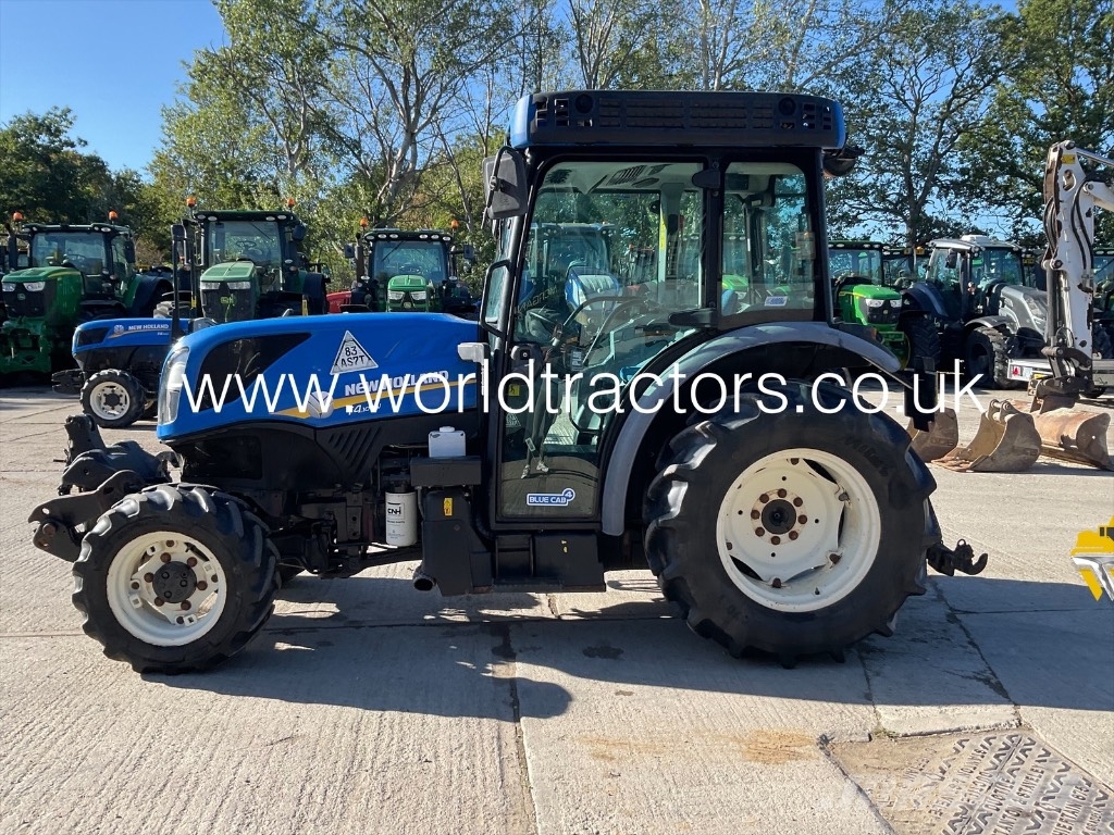 New Holland T 4.100 Tractors