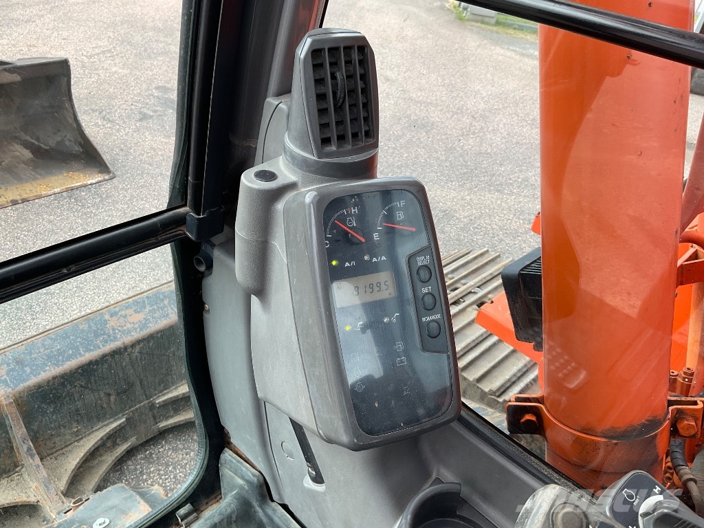 Hitachi ZX 135 US حفارات زحافة