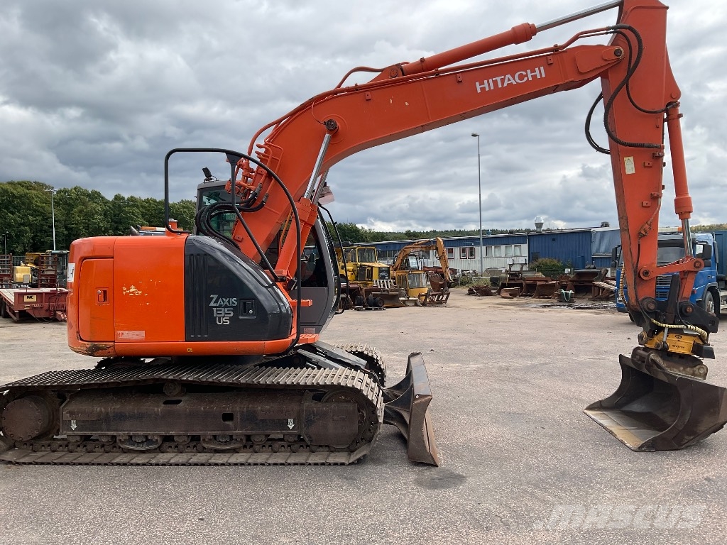 Hitachi ZX 135 US حفارات زحافة
