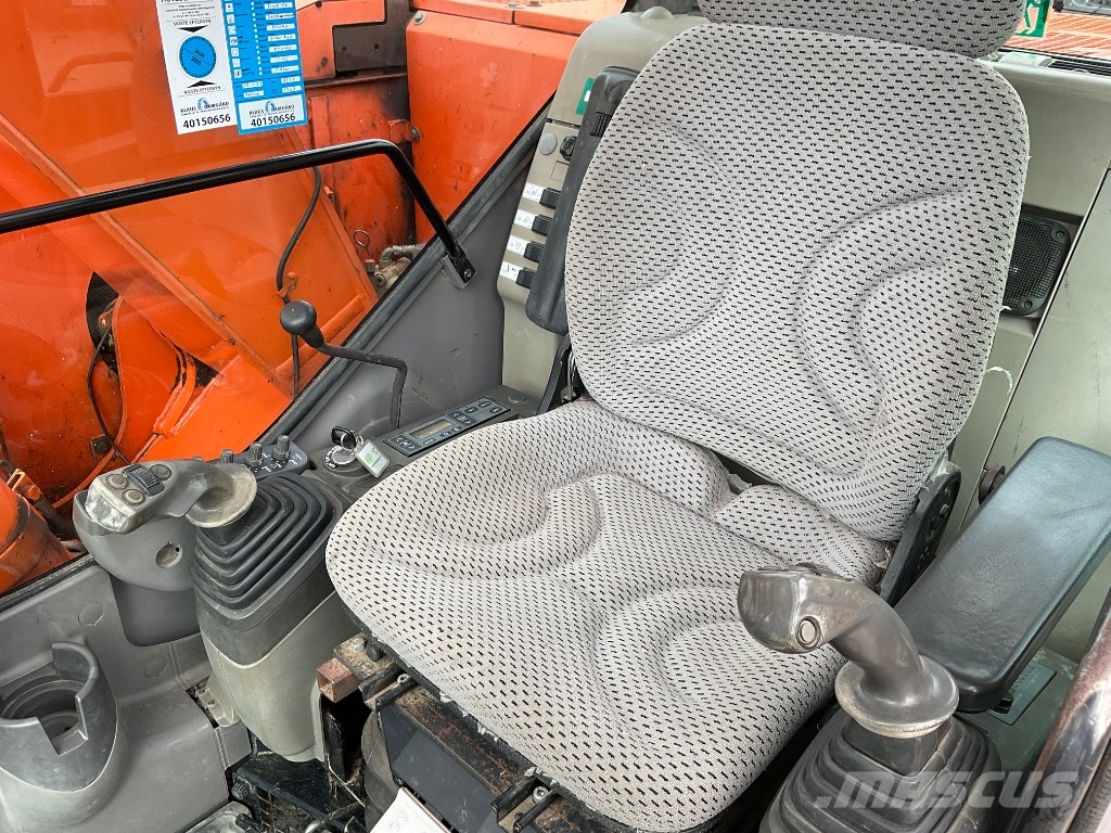Hitachi ZX 135 US حفارات زحافة