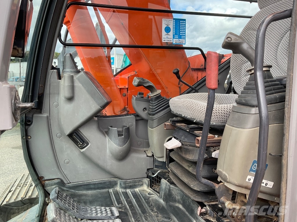 Hitachi ZX 135 US حفارات زحافة