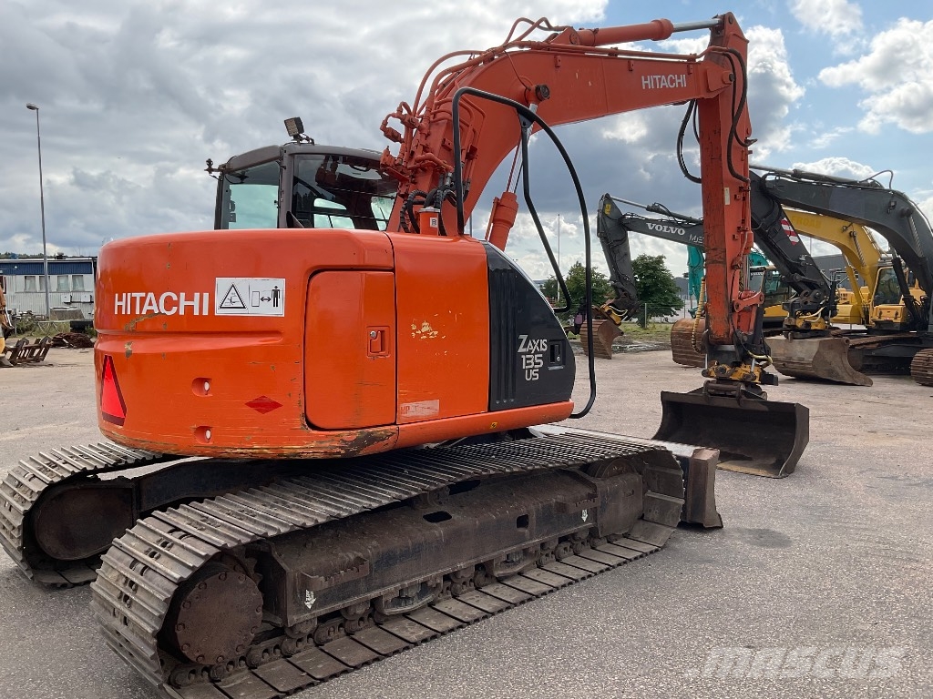 Hitachi ZX 135 US حفارات زحافة