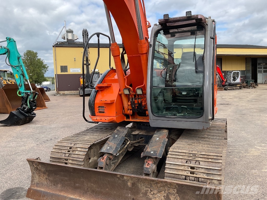 Hitachi ZX 135 US حفارات زحافة