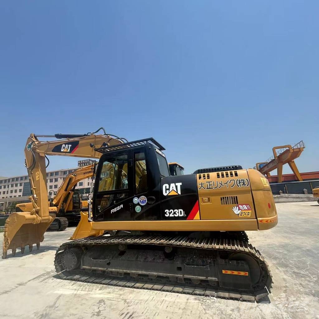 CAT CAT323DL Közepes (midi) kotrók 7 t - 12 t